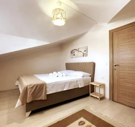 Modern For 6 People In Center