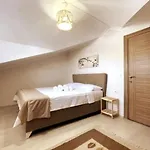 Modern For 6 People In Center