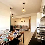 Modern For 6 People In Center